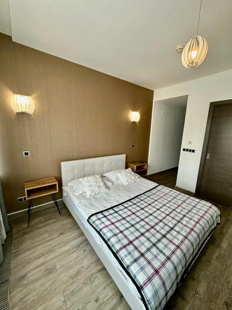 Lux B23 Poiana Brasov